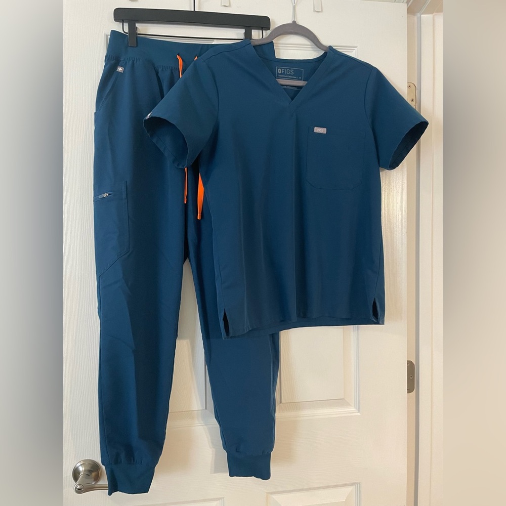 Deep Reef Figs Scrubs Set